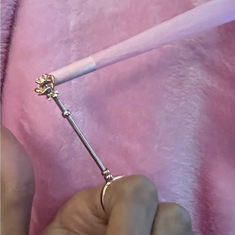 Gold grip adjustable rose stand up ring